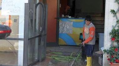 Un negozio danneggiato dalla piena del Magra