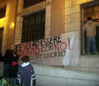 <b>OCCUPY.</b> La protesta in piazza Civica e lo striscione affisso sulla Banca dItalia   
