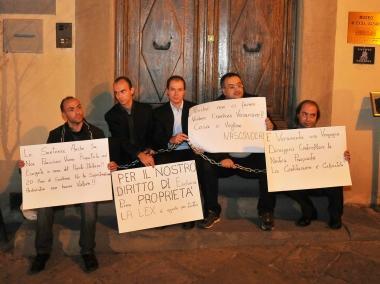 I componenti della famiglia Festari insieme al loro consulente incatenati per protestare per la mancata consegna delleredit&agrave; 
