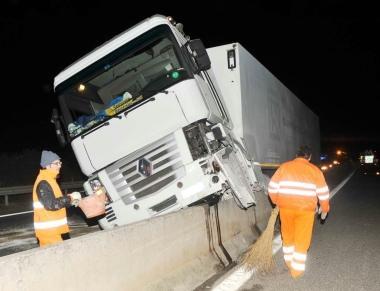 Il Tir rimasto in bilico sul New Jersey della Variante e una delle auto coinvolte nellincidente di ieri sera 