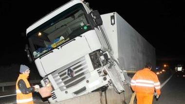 Il Tir rimasto in bilico sul New Jersey della Variante e una delle auto coinvolte nell’incidente di ieri sera