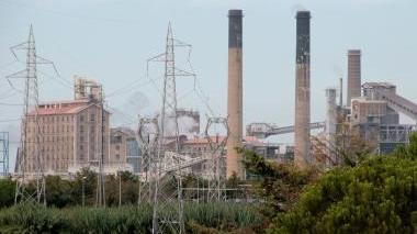 Lo stabilimento Solvay e, sotto, Marco Baldini coordinatore Rsu