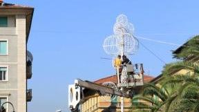 L’albero di Natale luminoso montato ieri in piazza del Popolo