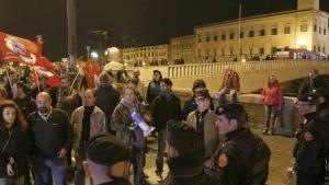 Il gruppo dei contestatori controllato dalla polizia