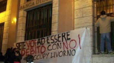 <strong>OCCUPY.</strong> La protesta in piazza Civica e lo striscione affisso sulla Banca d’Italia