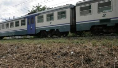 Auto finisce sui binari: treno si ferma a pochi metri