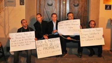 Passa la notte incatenato a Casa Vasari