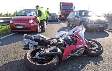 La moto di Carlini sullasfalto dopo lincidente 