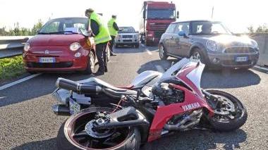 La moto di Carlini sull’asfalto dopo l’incidente