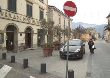 Via Roma nel centro del paese 