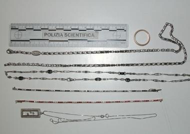 I gioielli sequestrati dalla polizia 