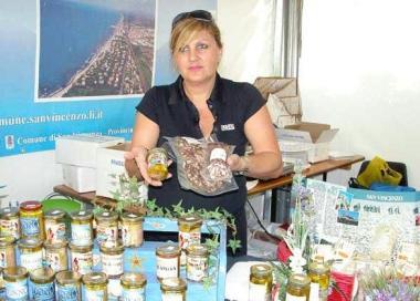 Lo stand della famiglia Orazzini di San Vincenzo, con la palamita sottolio e altri prodotti 