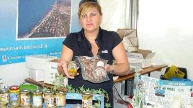 Lo stand della famiglia Orazzini di San Vincenzo, con la palamita sott’olio e altri prodotti