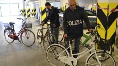 <b>LE BICI.</b> Trovate sotto la pensilina e le immagini riprese dalla banca