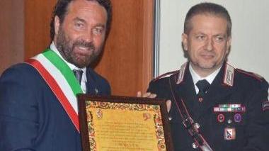 <b>TARGA. </b>Nella foto (di Alex Grilli) la consegna della targa da parte del sindaco Luigi Bellumori