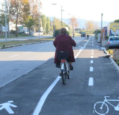 Una donna in bicicletta sulla pista di viale Boccaccio 