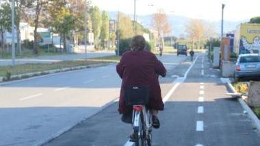 Una donna in bicicletta sulla pista di viale Boccaccio