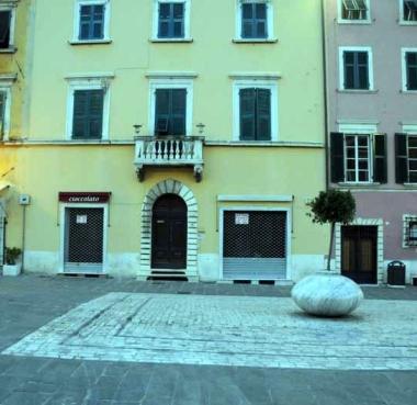 Piazza Alberica senza macchine e senza gente   
