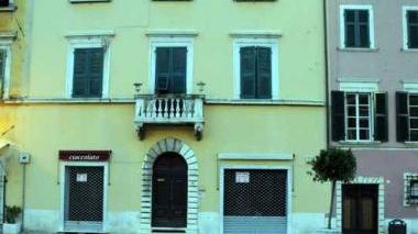 Piazza Alberica senza macchine e senza gente
