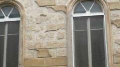 Perde pezzi la facciata dell'asilo Garibaldi i genitori tornano a sollecitare interventi di riparazione