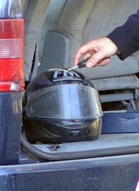 Il casco rinvenuto dai carabinieri 