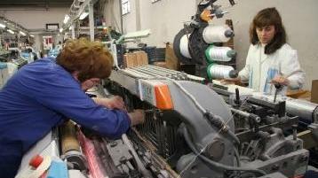 Operai tessili al lavoro