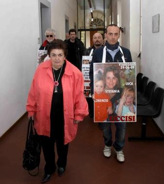 Granaiola con alcuni familiari delle vittime    