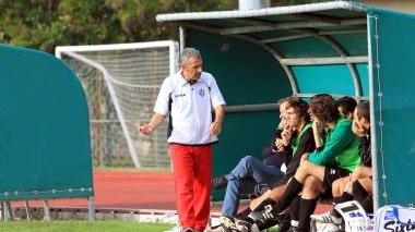 Giovanni Maneschi davanti alla panchina del Pescia Uzzanese
