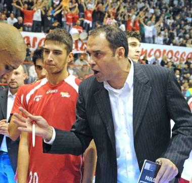 Paolo Moretti incita i suoi durante un time out 