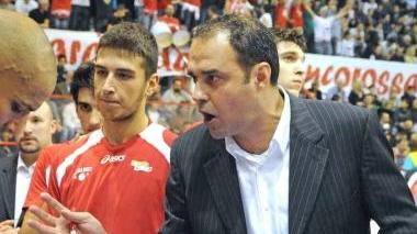 Paolo Moretti incita i suoi durante un time out