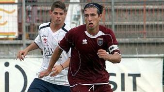 Luca Magnani cerca di tenere la palla