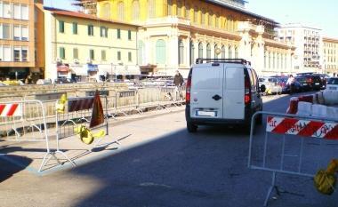 Spostate le transenne, auto e motorini tornano sugli Scali degli Olandesi
