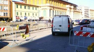 Spostate le transenne, auto e motorini tornano sugli Scali degli Olandesi