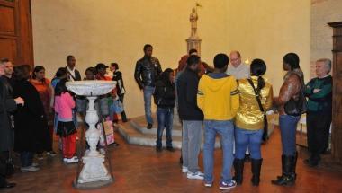<b>CERIMONIA</b> Joy Anna tra le braccia della madre con il padre Emmanuel A sinistra la piccola folla radunata nella chiesa di SantAgostino durante il rito celebrato dal parroco don Andrea  