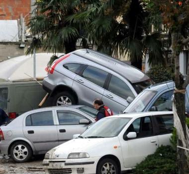 Le macchine accatastate in strada dopo la furia dellalluvione   