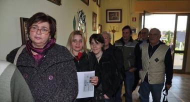 Le urne e votanti in attesa all’ingresso dei seggi