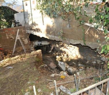Un canale scavato dallacqua sotto via Marconi 