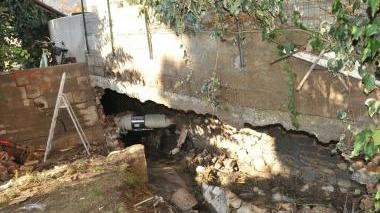 Un canale scavato dall’acqua sotto via Marconi