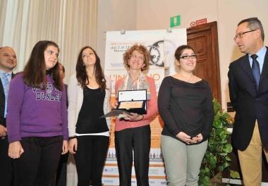 In alto da sinistra i ragazzi del liceo Salutati con la preside Morena Fini, Giacomo Giustizieri e gli studenti del Petrocchi con prof Rossella Baldecchi. Sopra Emilio Baria, vincitore assoluto 