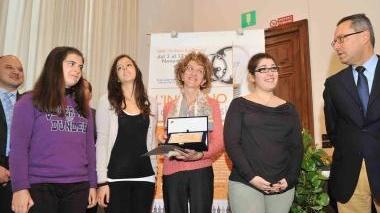 In alto da sinistra i ragazzi del liceo Salutati con la preside Morena Fini, Giacomo Giustizieri e gli studenti del Petrocchi con prof Rossella Baldecchi. Sopra Emilio Baria, vincitore assoluto