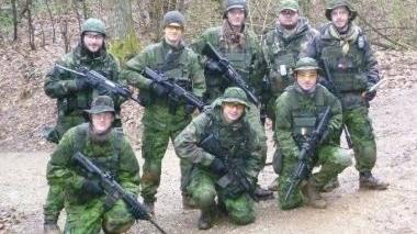 In alto alcuni membri del gruppo Heavy Seals e sopra due momenti di un’esercitazione nei boschi dell’Empolese Valdelsa