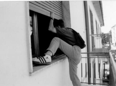 La ricostruzione dellentrata doi un ladro in una casa  