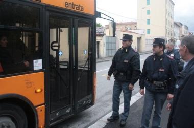 Accertamenti degli agenti della polizia a bordo di un bus 