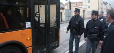 Accertamenti degli agenti della polizia a bordo di un bus       