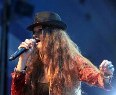Irene Fornaciari e, a destra i danni della alluvione ad Aulla    
