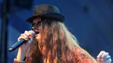 Irene Fornaciari e, a destra i danni della alluvione ad Aulla