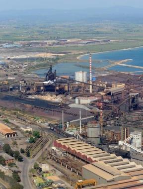 Una panoramica dello stabilimento Lucchini 