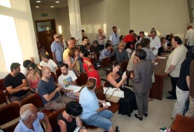 <b>PROTESTA.</b> A sx, il municipio. Sopra, una protesta anti-tasse 