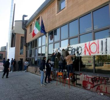 Studenti del Pontormo durante lautogestione di un anno fa e a destra un corteo in piazza della Vittoria 