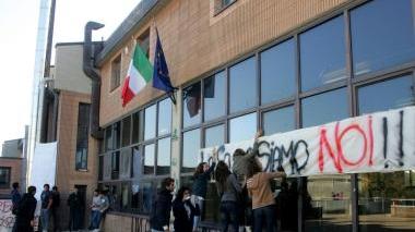 Studenti del Pontormo durante l’autogestione di un anno fa e a destra un corteo in piazza della Vittoria